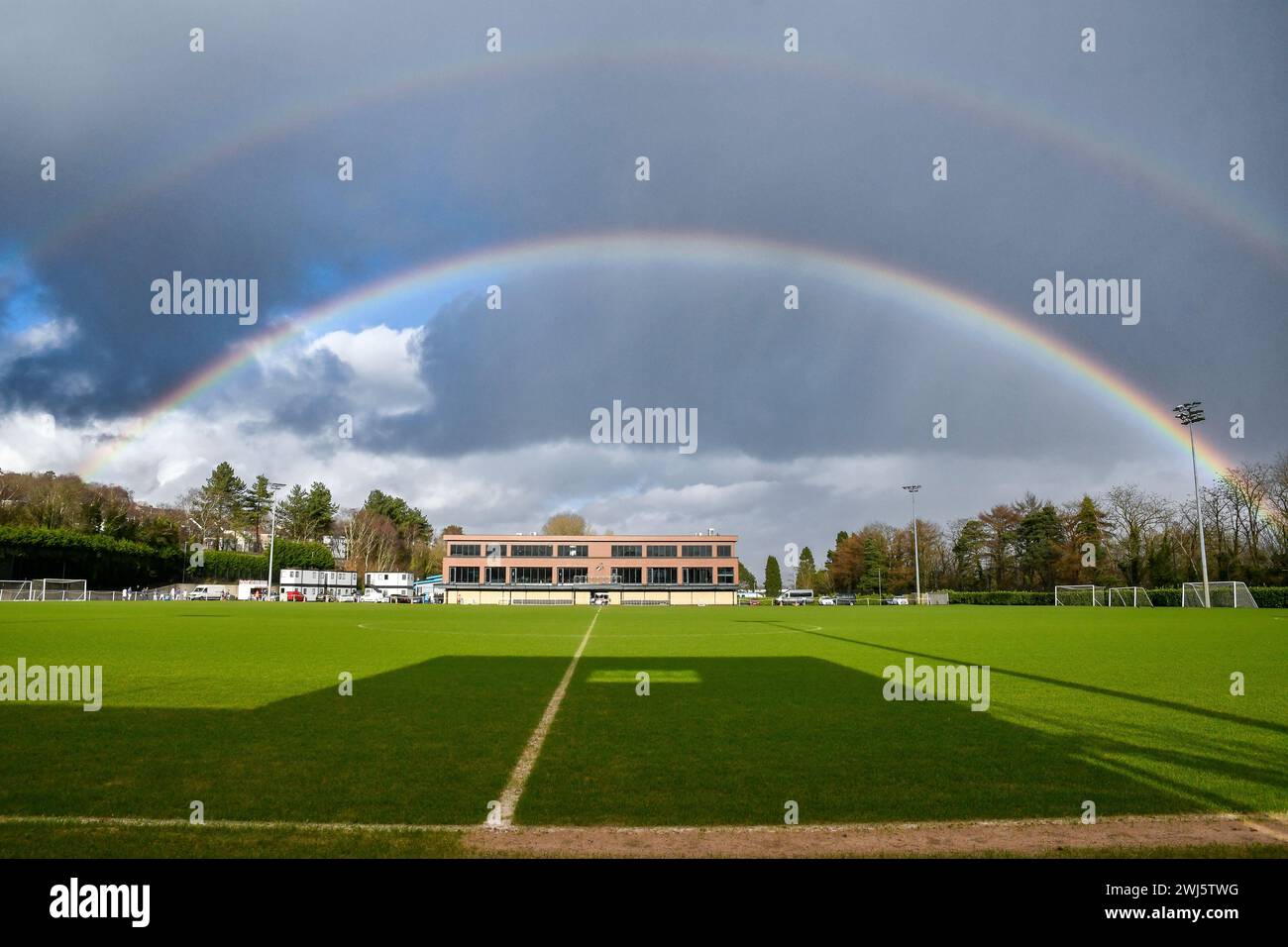 Ein atemberaubender doppelter Regenbogenbogen überzieht das Hauptgebäude der Swansea City AFC Academy in Landore, Swansea. Quelle: Duncan Thomas/Majestic Media. Stockfoto