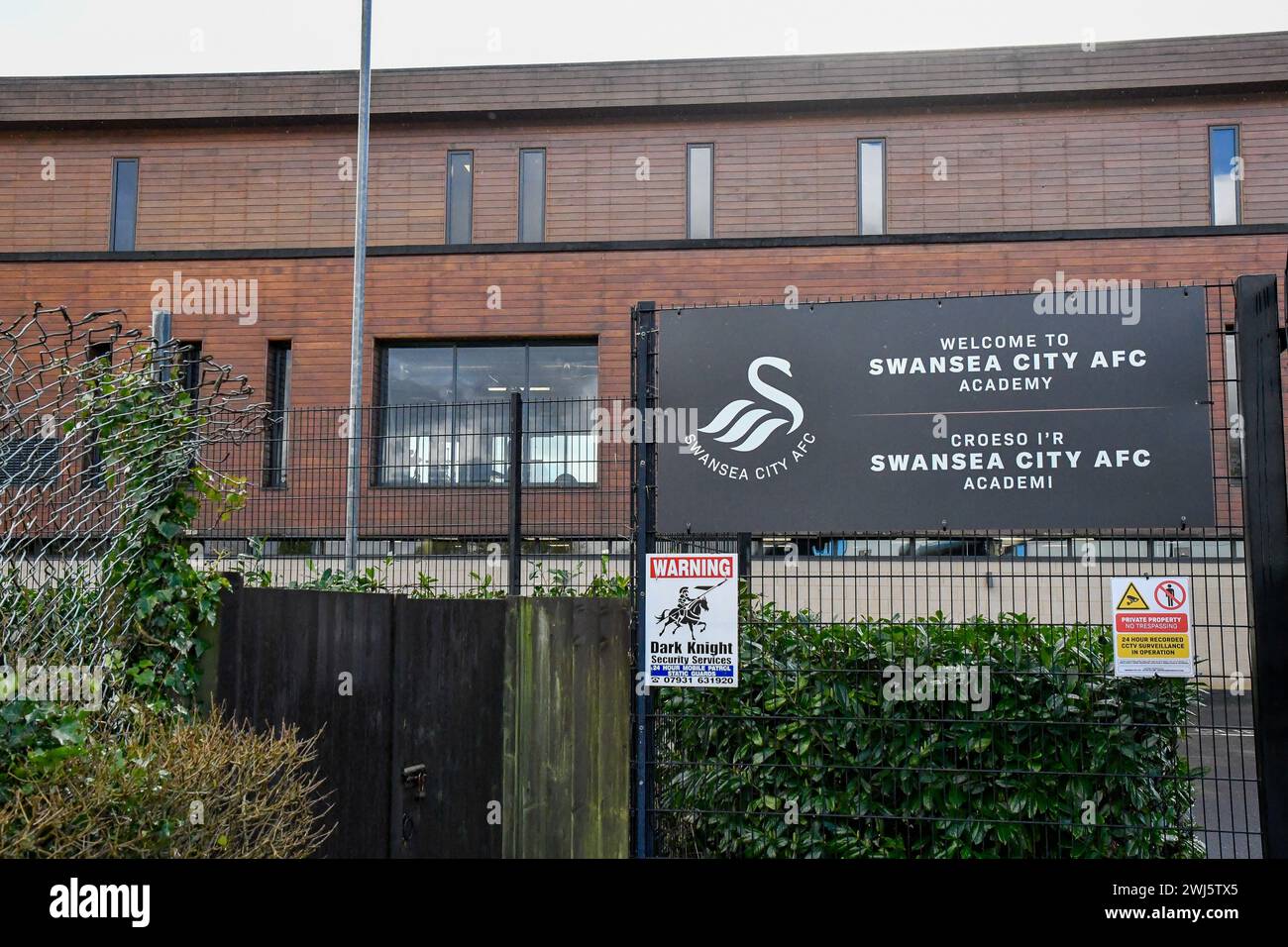 Das Begrüßungsschild steht stolz vor den Toren des Haupteingangs der Akademie der Swansea City AFC Academy in Landore, Swansea. Quelle: Duncan Thomas/Majestic Media. Stockfoto