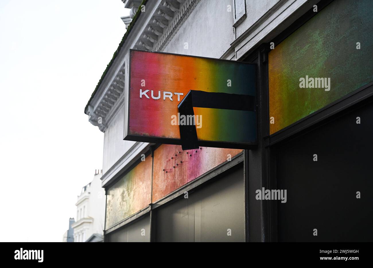 Brighton UK 13. Februar 2024 - die Rollläden sind im kürzlich geschlossenen Kurt Geiger Shop in der North Street Brighton heruntergefahren. : Credit Simon Dack / Alamy Live News Stockfoto