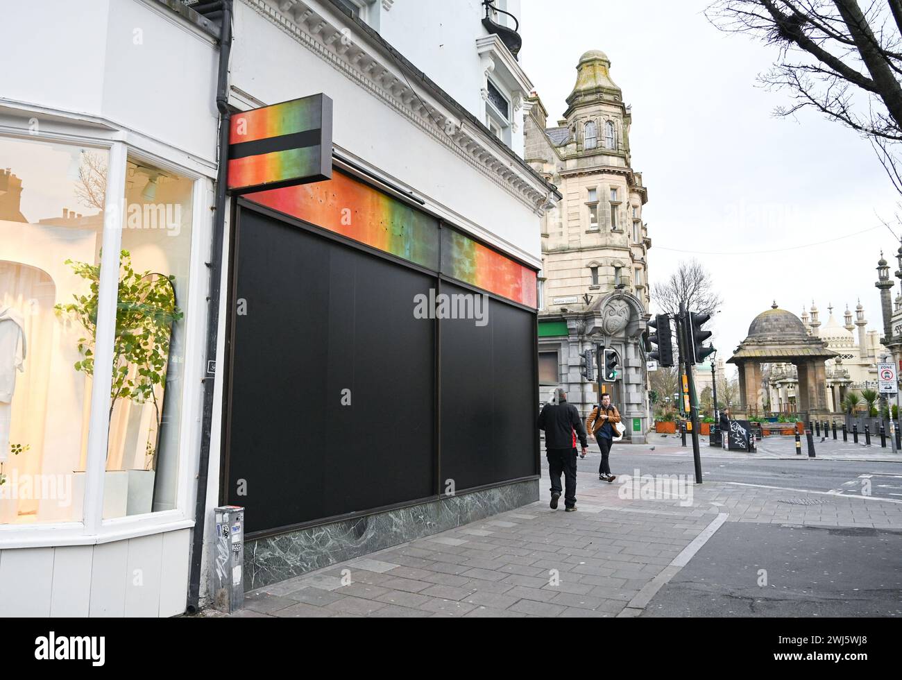 Brighton UK 13. Februar 2024 - die Rollläden sind im kürzlich geschlossenen Kurt Geiger Shop in der North Street Brighton heruntergefahren. : Credit Simon Dack / Alamy Live News Stockfoto