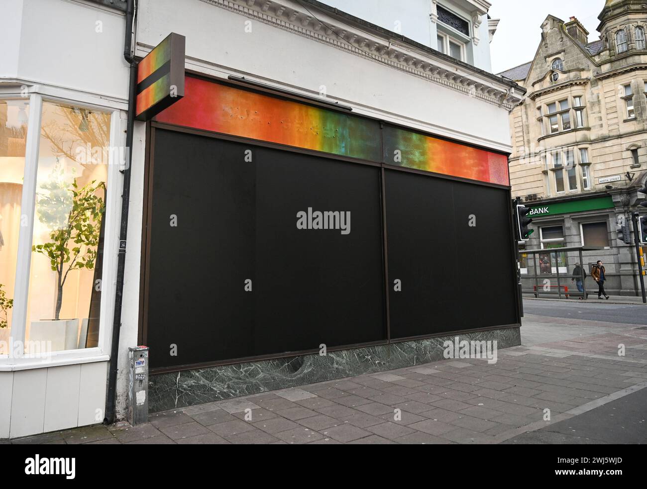 Brighton UK 13. Februar 2024 - die Rollläden sind im kürzlich geschlossenen Kurt Geiger Shop in der North Street Brighton heruntergefahren. : Credit Simon Dack / Alamy Live News Stockfoto