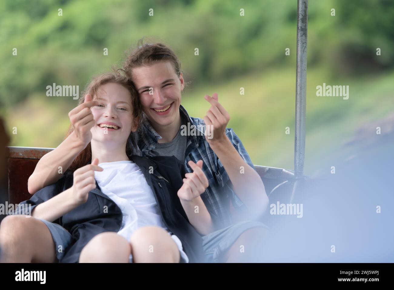 Ein junges Paar sitzt auf einem Boot für eine Reise in den Wald über dem Damm zum Trekking. Stockfoto