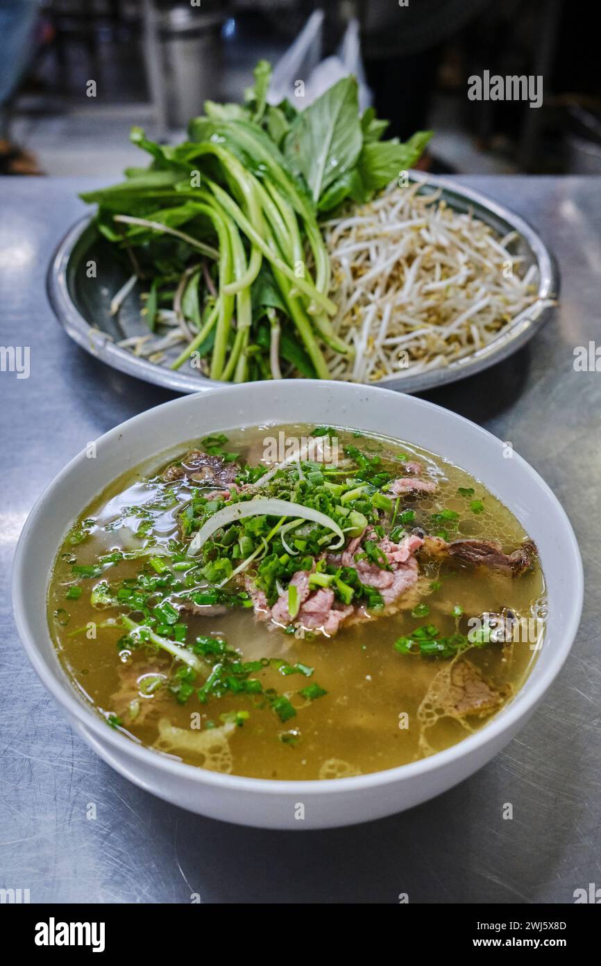 Eine Schüssel Rindfleisch Pho (phở) serviert mit Gemüsewürzen Stockfoto