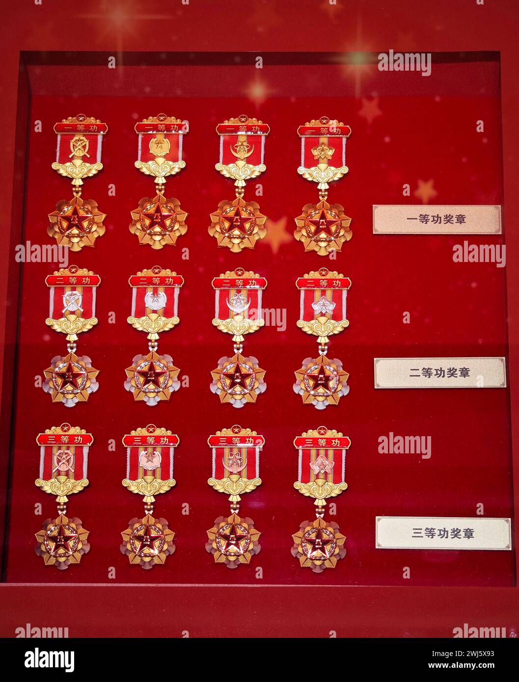 PEKING, CHINA - 8. FEBRUAR 2024 - die VERDIENSTMEDAILLEN der ersten, zweiten und dritten Klasse im Militärmuseum der chinesischen Volksrevoluti Stockfoto