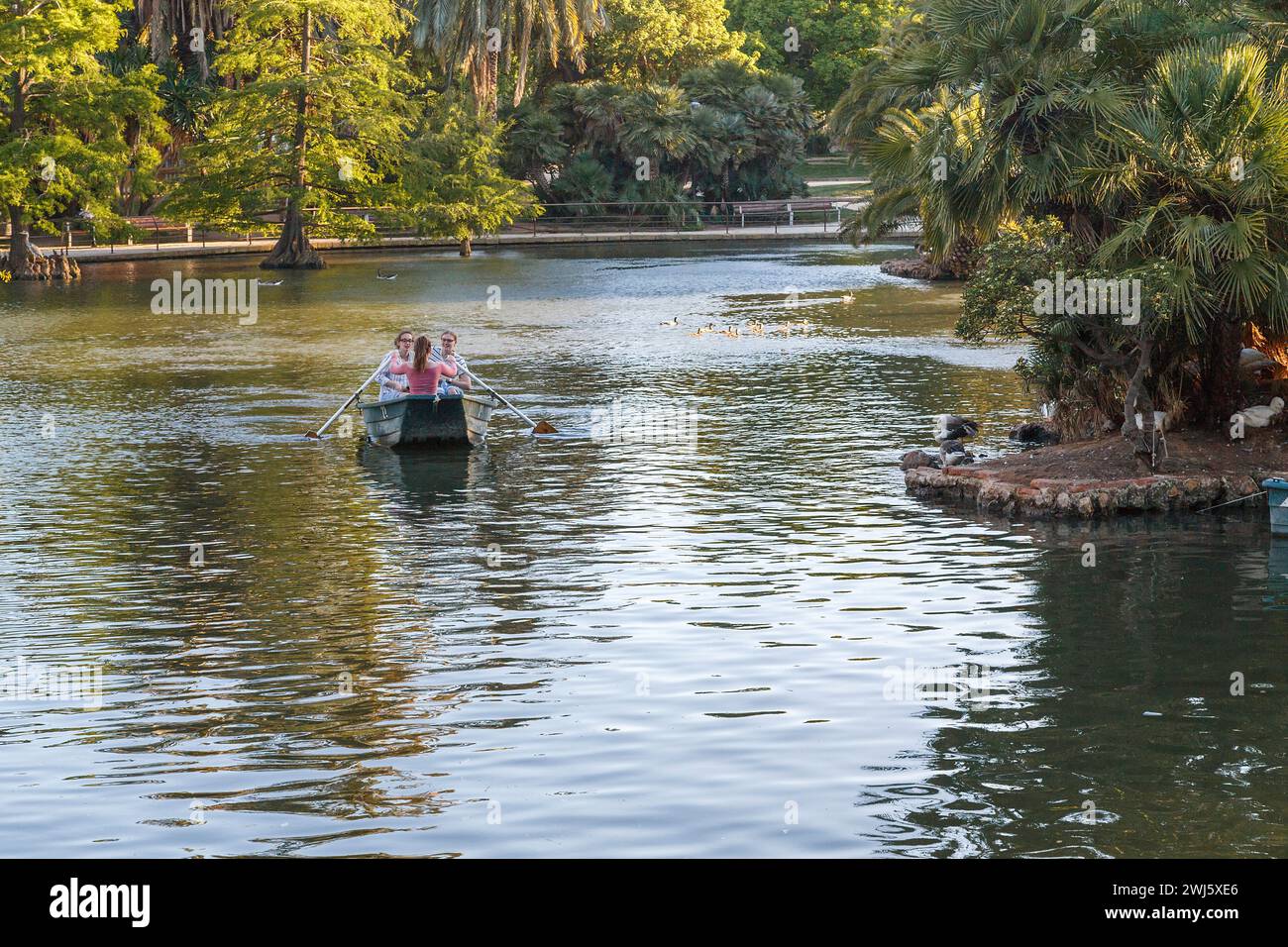 BARCELONA, SPANIEN - 12. MAI 2017: Nicht identifizierte junge Frauen fahren auf einem Teich im Park von Ciutadella mit einem Boot. Stockfoto BARCELONA, SPANIEN - 12. MAI 2017: Nicht identifizierte junge Frauen fahren auf einem Teich im Park von Ciutadella mit einem Boot. Stockfoto