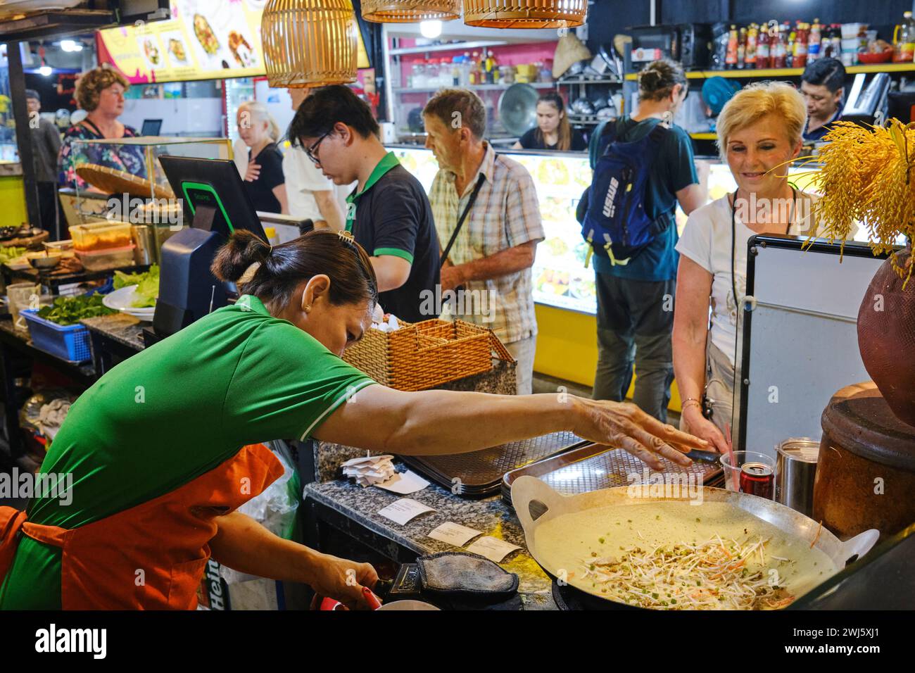 Januar 2024, Eine Person kocht Banh Xeo vietnamesischen Pfannkuchen auf Ben Nghe Street Food Market, Ho Chi Minh City Stockfoto