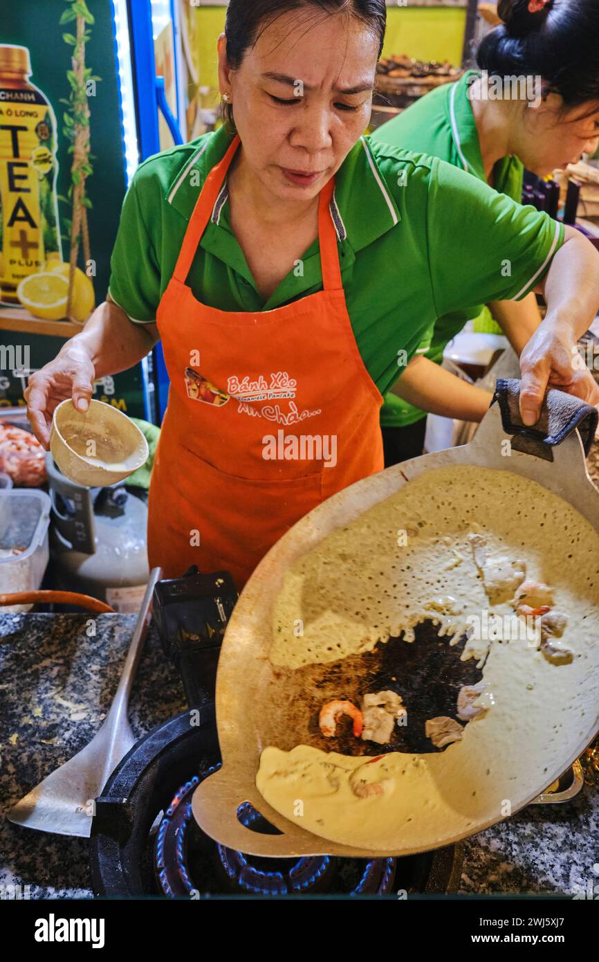 Januar 2024, Eine Person kocht Banh Xeo vietnamesischen Pfannkuchen auf Ben Nghe Street Food Market, Ho Chi Minh City Stockfoto