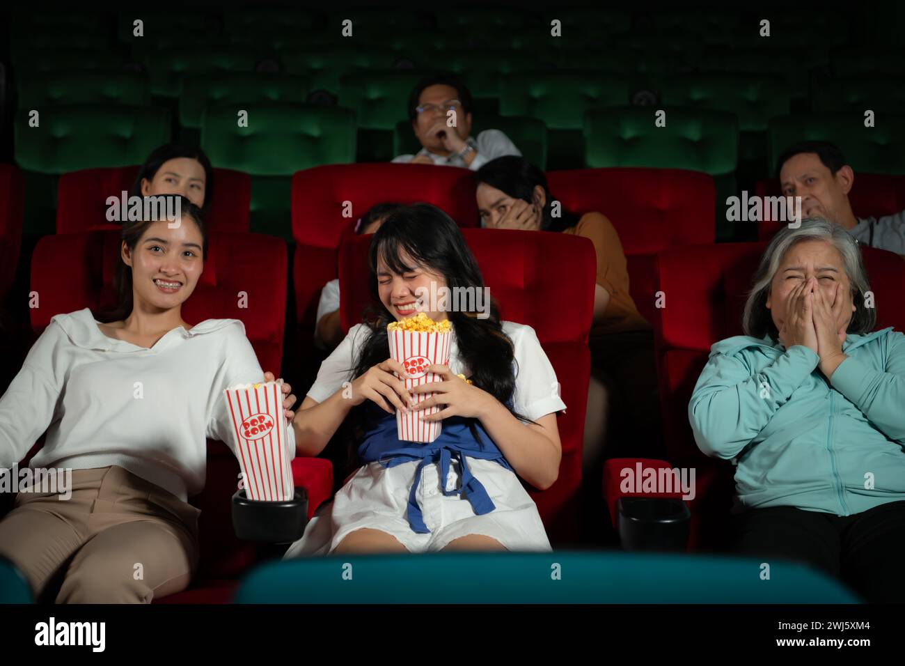 Wenn man in Kinos gruselige Geisterfilme ansieht, wirken die Kinobesucher verängstigt. Stockfoto