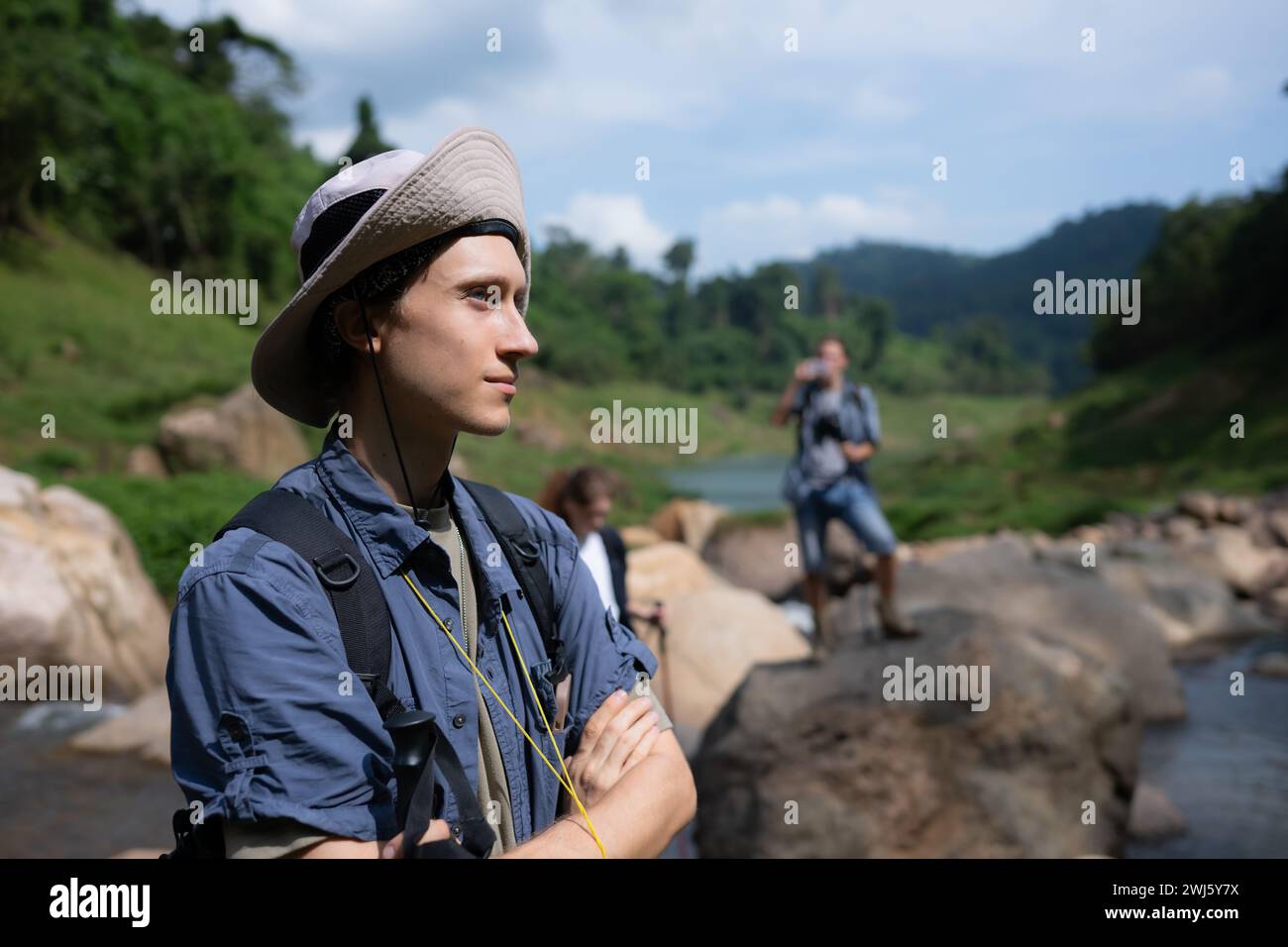 Wanderer im Dschungel machen Sie sich bereit für Trekking-Aktivitäten. Stockfoto