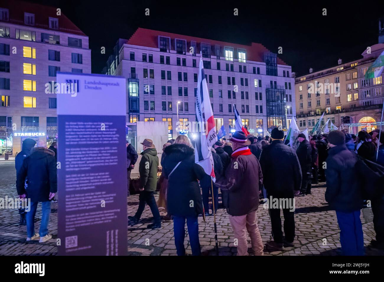 Demonstration in Dresden die rechtsextremistische Kleinstpartei Freie Sachsen veranstaltete anlässlich des 13. Februars und der Zerstörung Dresdens im 2. Weltkrieg, eine Demonstration und ziehen mit revanchistischen und Phantasiefahnen und Lautsprechern durch die Dresdner Innenstadt, vor die Frauenkirche. Dabei wurden geschichtliche Tatsachen verdreht, Verschwörungstheorien geäußert und den Rechtsstaat gefährdende Losungen gerufen Dresden Sachsen Deutschland *** Demonstration in Dresden die kleine rechtsextreme Partei Freies Sachsen organisierte anlässlich des 13. Februar eine Demonstration Stockfoto