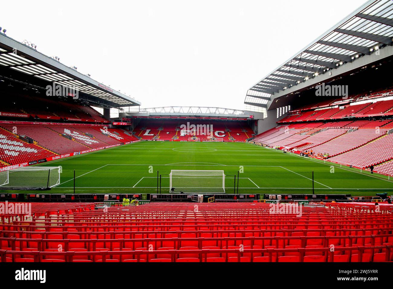 Allgemeiner Blick vom neuen Anfield Road Stand im Anfield Stadium mit Blick auf den Kop. Premier League Spiel Liverpool gegen Burnley in Anfield in L Stockfoto