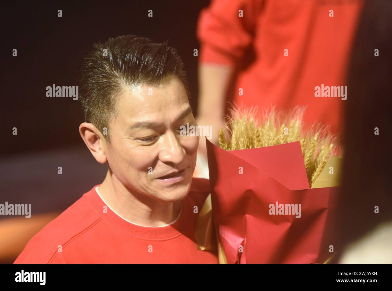 HANGZHOU, CHINA – 13. FEBRUAR 2024 – der Hongkonger Schauspieler Andy Lau wirbt in einem Kino in der Stadt Zhejiang provi in Hangzhou für seinen neuen Film „DER KAISER“ Stockfoto