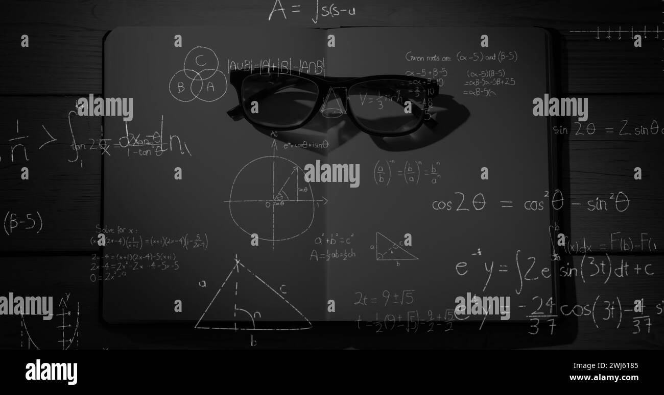 Brille auf Notizbuch mit animierten mathematischen Gleichungen im Vordergrund. Stockfoto