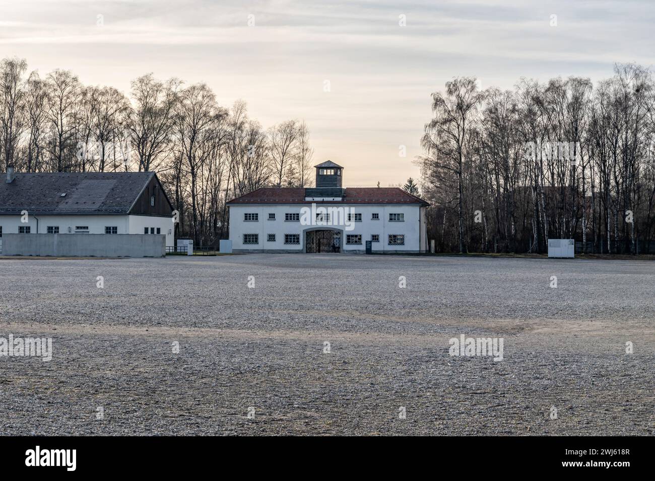 Hauptsicherheitsgebäude, Eingang des Konzentrationslagers Dachau in Dachau, Deutschland. Stockfoto