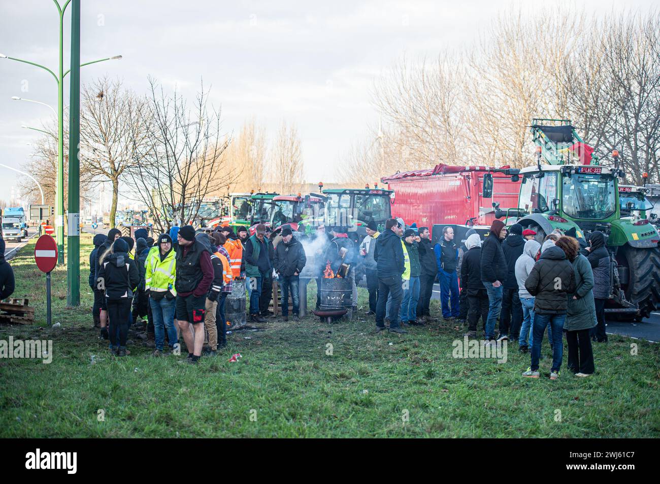 Antwerpen, Belgien. Februar 2024. Bauern bringen ihre Traktoren auf die Straße, um am Dienstag, den 13. Februar 2024 in Antwerpen eine Protestaktion im Noorderlaan nahe dem Hafen von Antwerpen zu veranstalten. Die Landwirte protestieren in ganz Europa, indem sie bessere Bedingungen für Wachstum, Produktion und Aufrechterhaltung eines angemessenen Einkommens fordern. BELGA PHOTO JONAS ROOSENS Credit: Belga News Agency/Alamy Live News Stockfoto