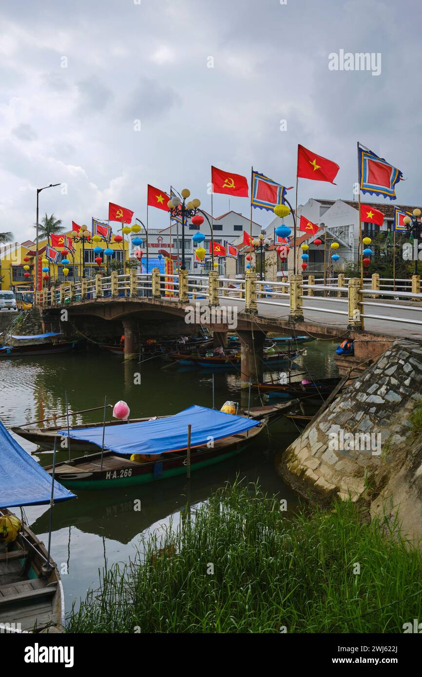 Januar 2024, Ein Boot und Flaggen auf dem Fluss Thu Bon, Hoi an Stockfoto