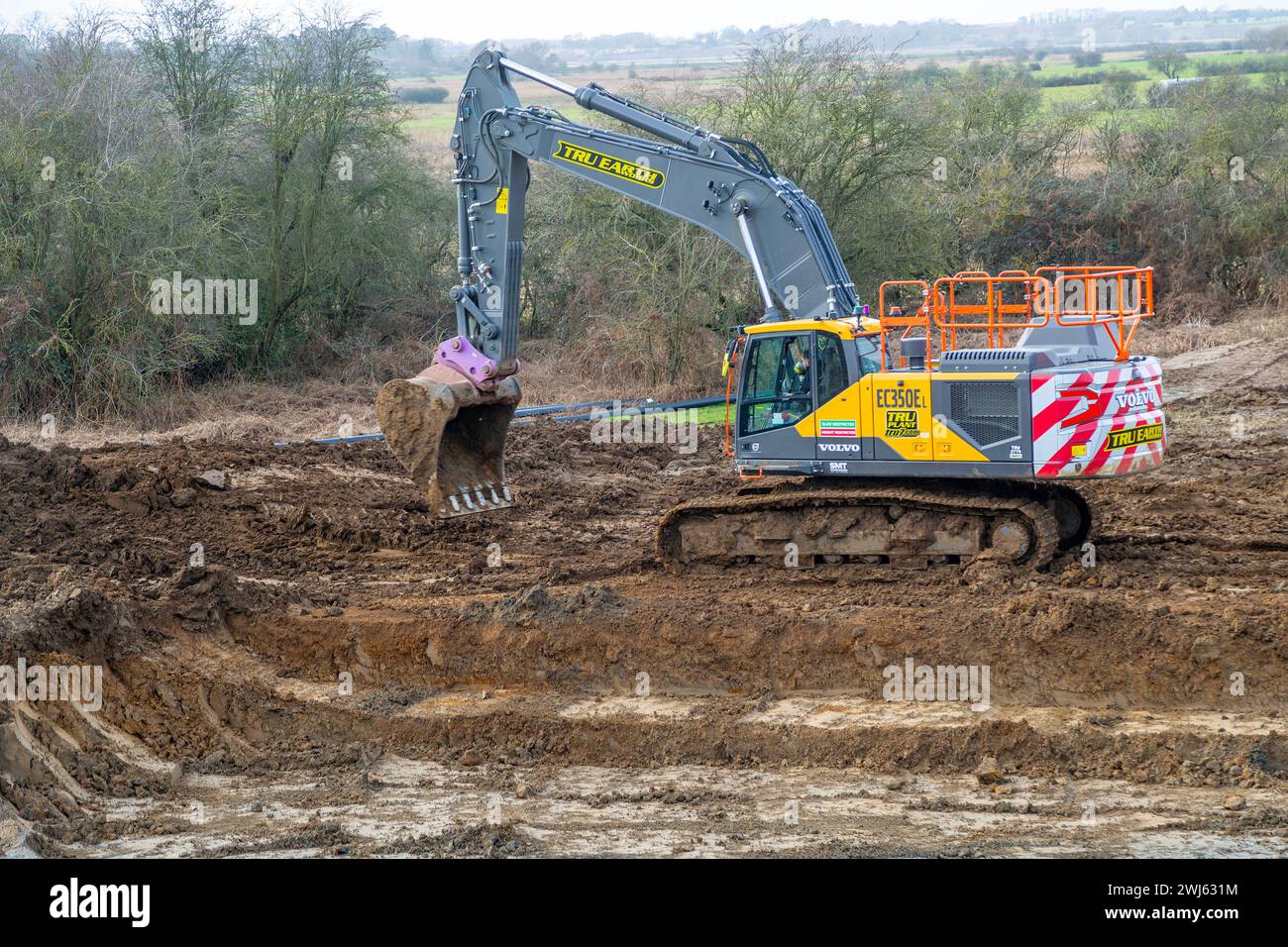 TRU-WERKSVERMIETUNG Volvo-Bagger schwere Anlagenmaschinen für den Bau eines neuen Reservoir, Shottisham, Suffolk, England, Großbritannien Stockfoto