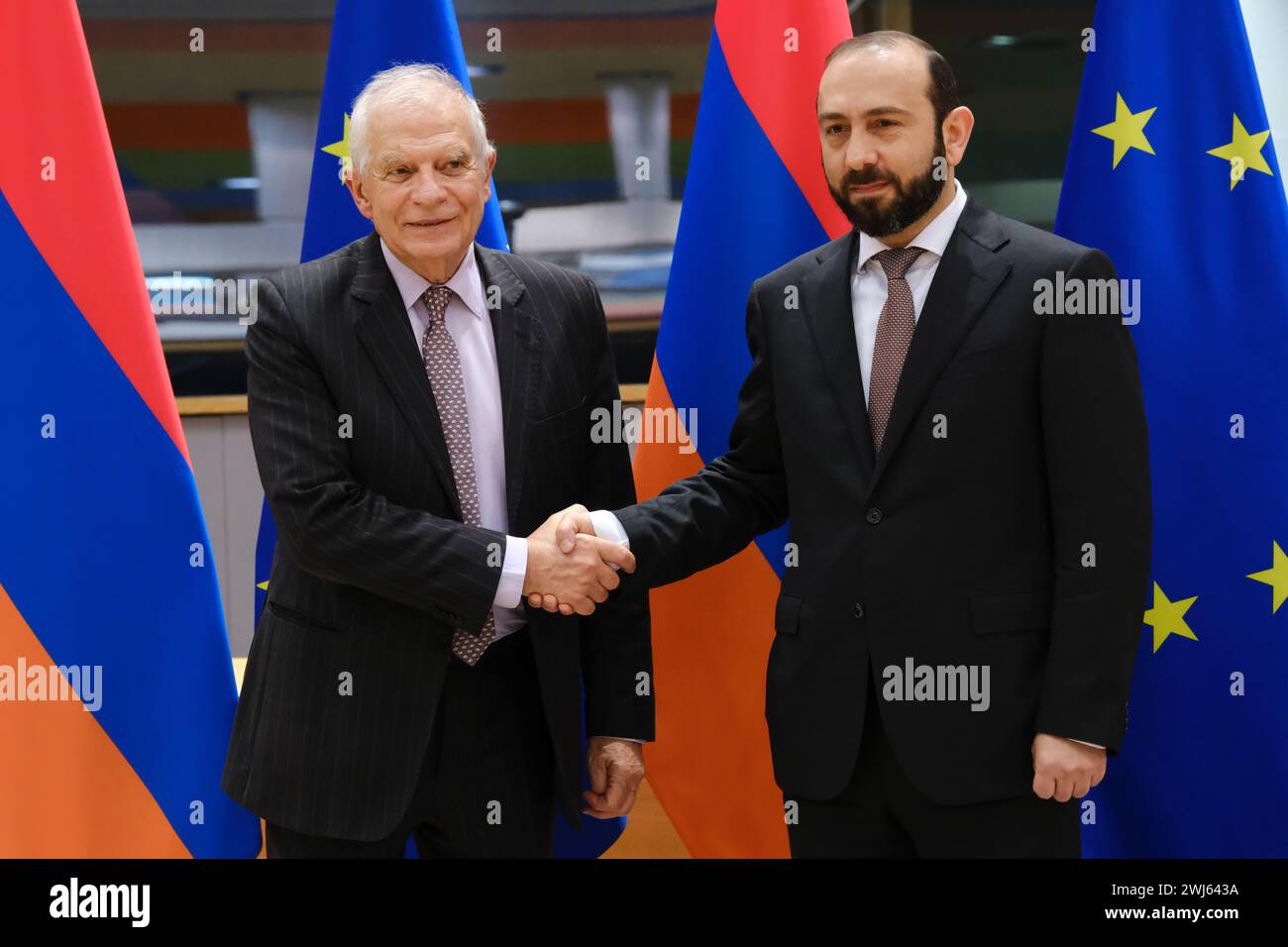 Brüssel, Belgien Februar 2024. Josep BORRELL FONTELLES, hoher Vertreter der EU, und Ararat MIRZOYAN, Außenminister Armeniens, nehmen am 13. Februar 2024 am Partnerschaftsrat EU-Armenien in Brüssel, Belgien Teil. Quelle: ALEXANDROS MICHAILIDIS/Alamy Live News Stockfoto