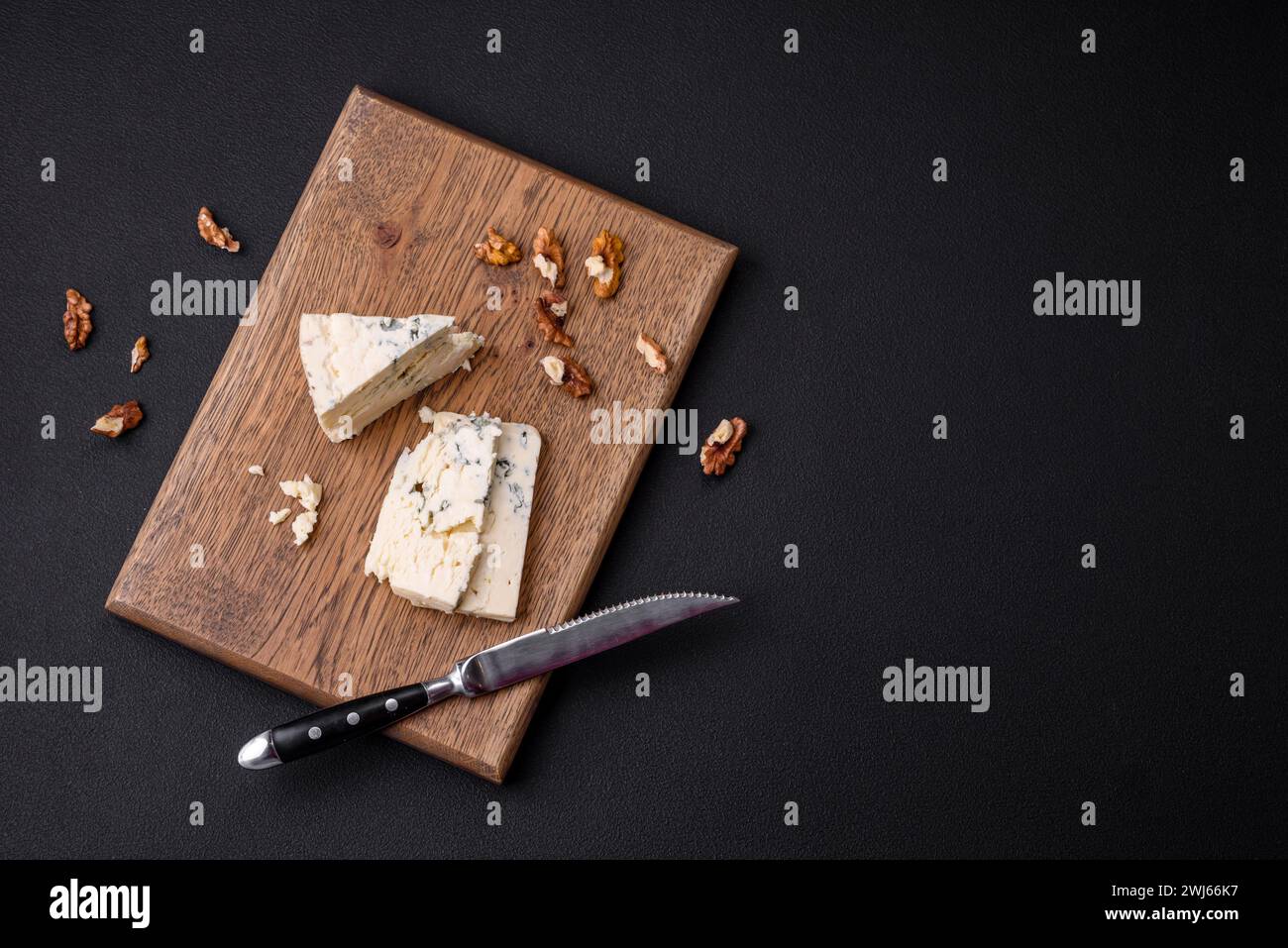 Köstlicher Frischkäse mit Blauschimmeldorblu auf einem hölzernen Schneidebrett Stockfoto