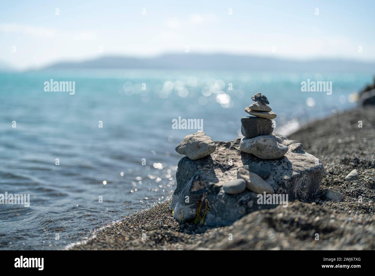 Schöner Sewan-See inmitten der malerischen Berge des sonnigen Armeniens Stockfoto