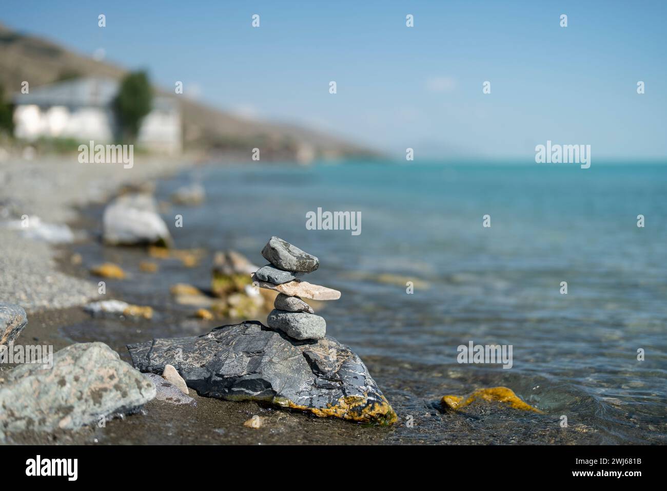 Schöner Sewan-See inmitten der malerischen Berge des sonnigen Armeniens Stockfoto