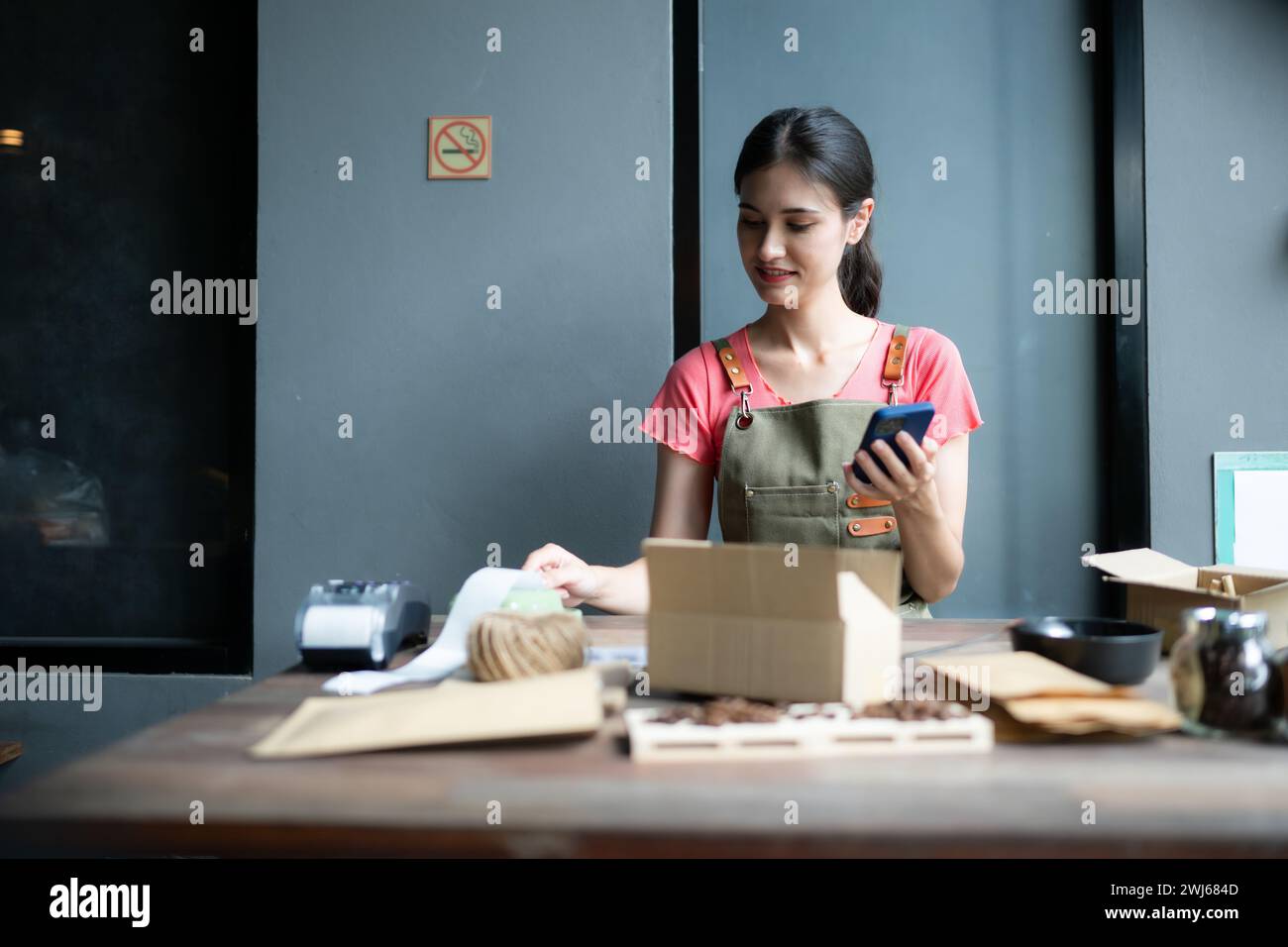 Junge Frau, die im Coffee Shop arbeitet, Unternehmerkonzept. Stockfoto