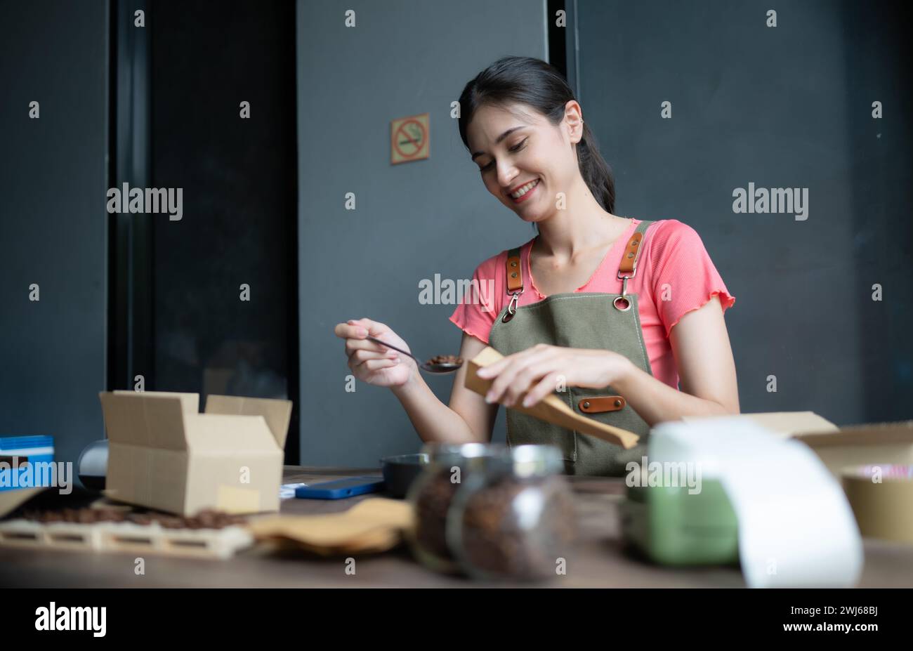 Junge Frau, die im Coffee Shop arbeitet, Unternehmerkonzept. Stockfoto