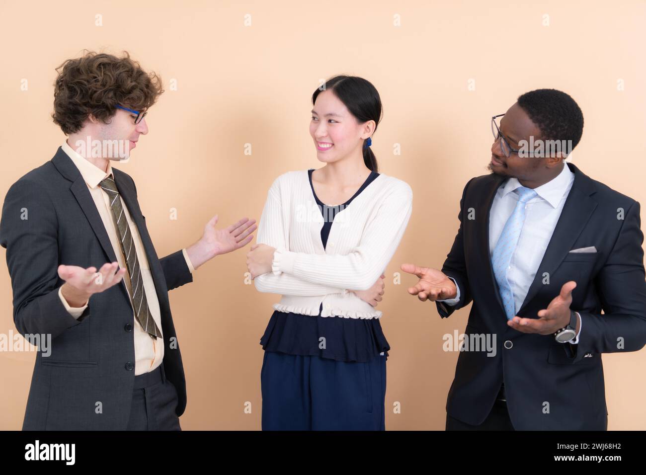 Porträt eines selbstbewussten Geschäftsteams, das im Büro steht. Multiethnische Gruppe. Stockfoto