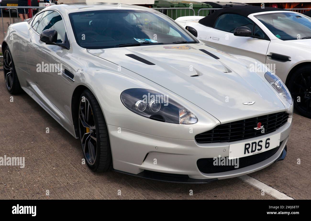 Dreiviertel-Vorderansicht eines Silver, 2012, Aston Martin DBS V12, ausgestellt auf dem Silverstone Festival 2023 Stockfoto