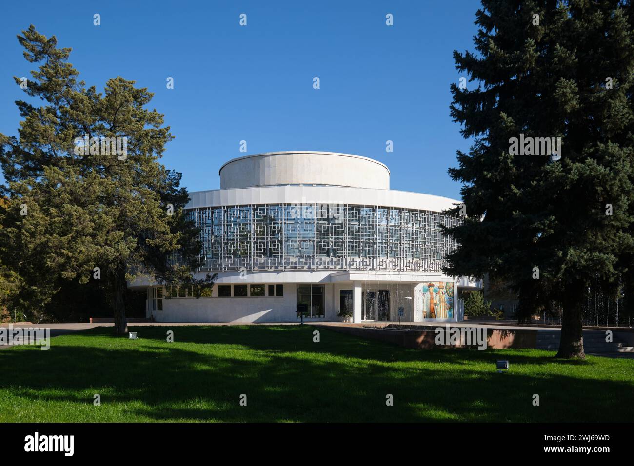 Außenansicht des kreisrunden, runden Gebäudes im sozialistischen Stil der Sowjetzeit. Im Hochzeitspalast in Almaty, Kasachstan. Stockfoto