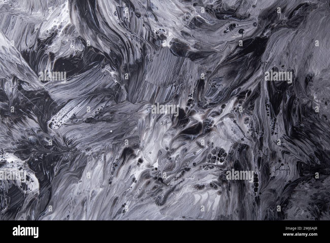 Monochrome abstrakte Malerei mit fließenden Mustern und Texturen. Stockfoto