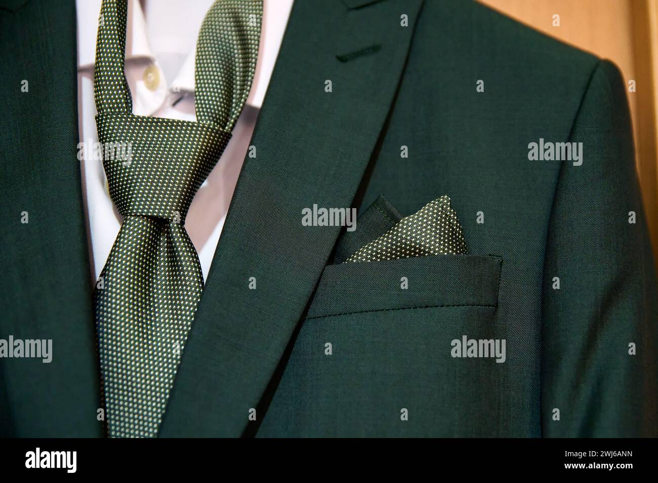 Nahansicht eines stylischen grünen Anzugs mit passender Krawatte Stockfoto