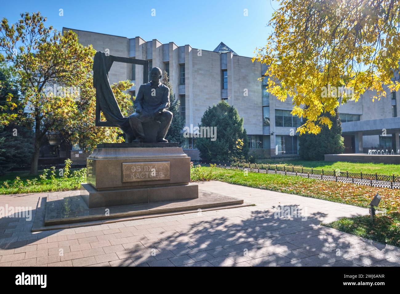 Blick auf die Vorderfassade des Gebäudes mit einer Statue des Malers Abilchan Kasteeev im Vordergrund. Im Abilchan Kasteev State Art Museum in Stockfoto