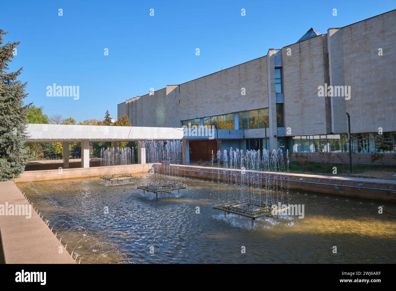 Blick auf die Außenfassade des Gebäudes mit Wasserbrunnen. Im Abilchan Kasteev State Art Museum in Almaty, Kasachstan. Stockfoto