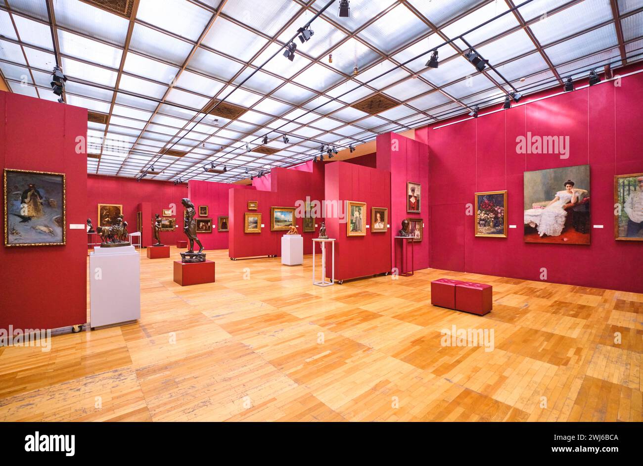 Ein Blick auf eine der Gemäldegalerien, die sowohl lokale kasachische als auch europäische Künstler zeigt. Im Abilchan Kasteev State Art Museum in Almaty, K. Stockfoto