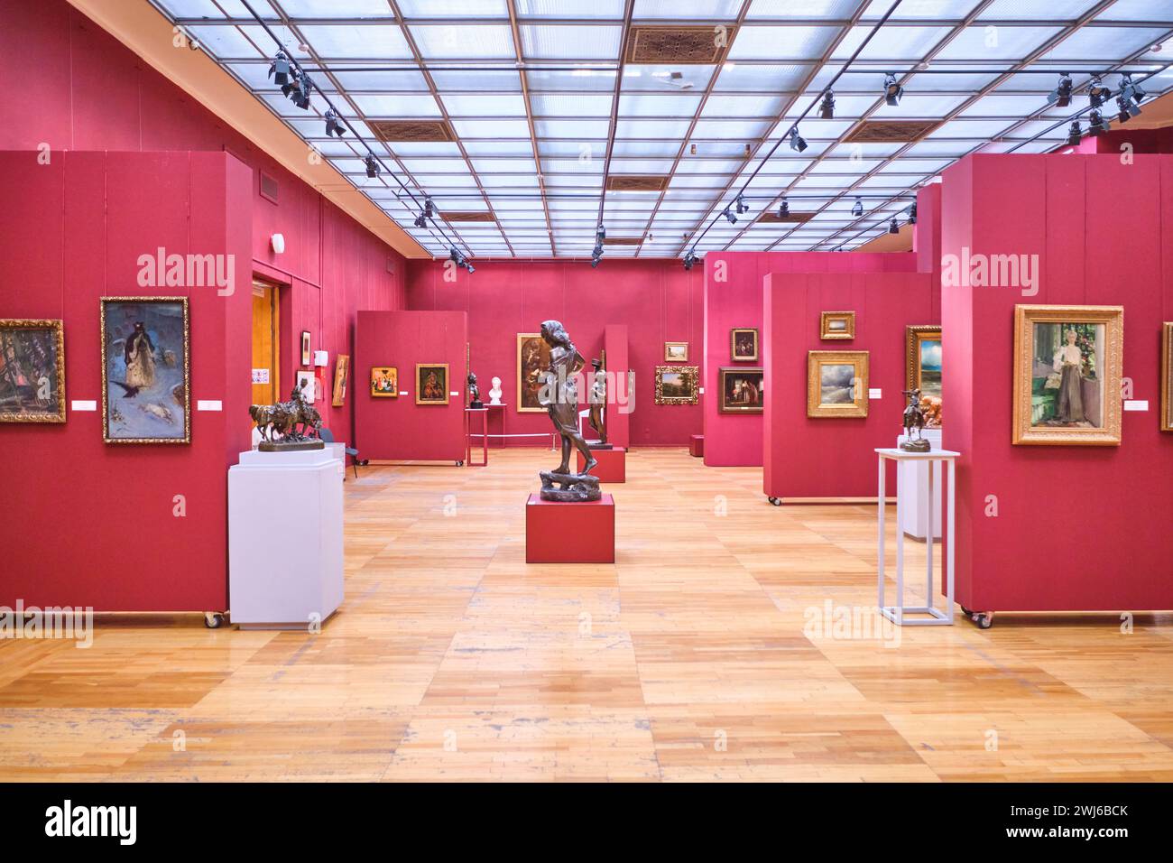 Ein Blick auf eine der Gemäldegalerien, die sowohl lokale kasachische als auch europäische Künstler zeigt. Im Abilchan Kasteev State Art Museum in Almaty, K. Stockfoto