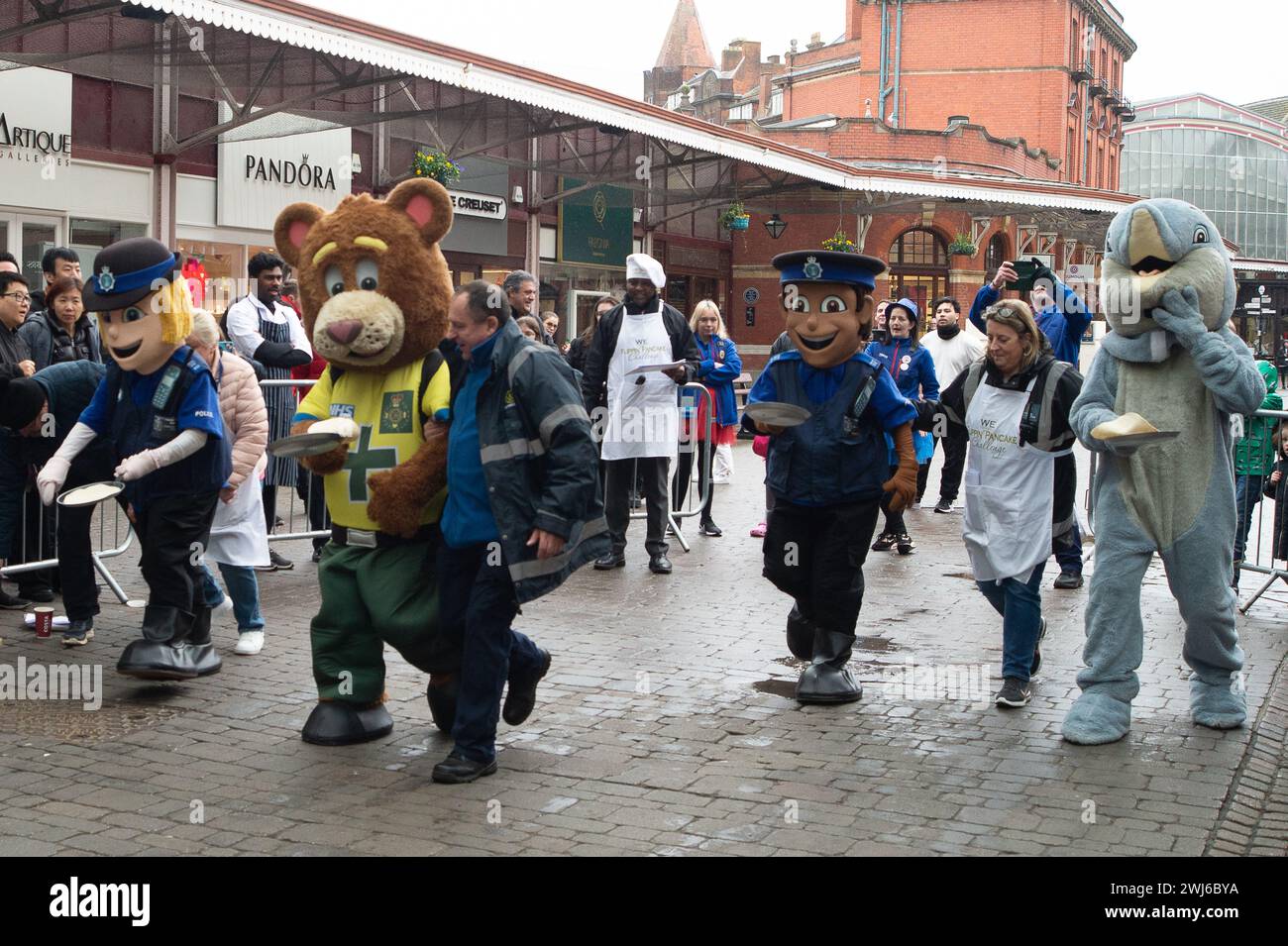 Windsor, Berkshire, Großbritannien. Februar 2024. Es gab viel Spaß und Lachen am Pancake Day Today, als Wettbewerber aus lokalen Unternehmen und Organisationen heute beim jährlichen Pancake-Rennen in Windsor, Berkshire, stattfanden. Quelle: Maureen McLean/Alamy Live News Stockfoto