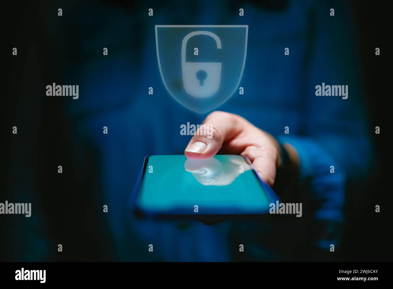 Nahaufnahme Einer Frau Mit Mobiltelefon Mit Biometrischem Fingerabdruck-Scan-Overlay Stockfoto