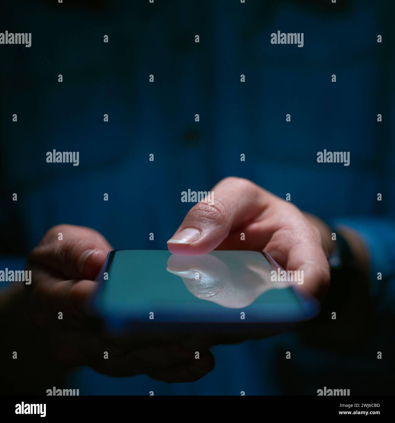 Nahaufnahme Einer Frau, Die Ein Mobiltelefon Verwendet, Um Das Gerät Mit Biometrie Zu Entsperren Stockfoto