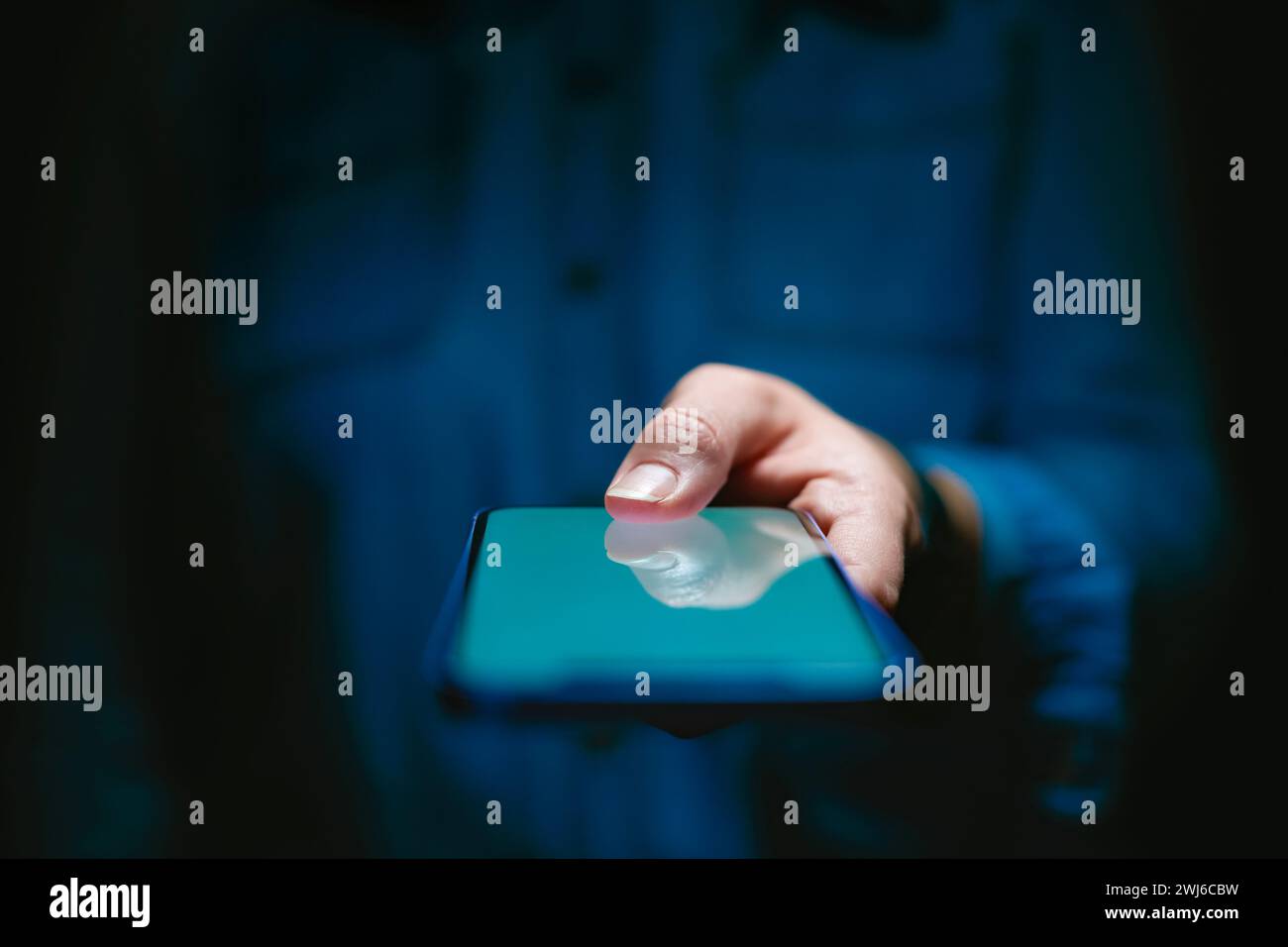 Nahaufnahme Einer Frau, Die Ein Mobiltelefon Verwendet, Um Das Gerät Mit Biometrie Zu Entsperren Stockfoto