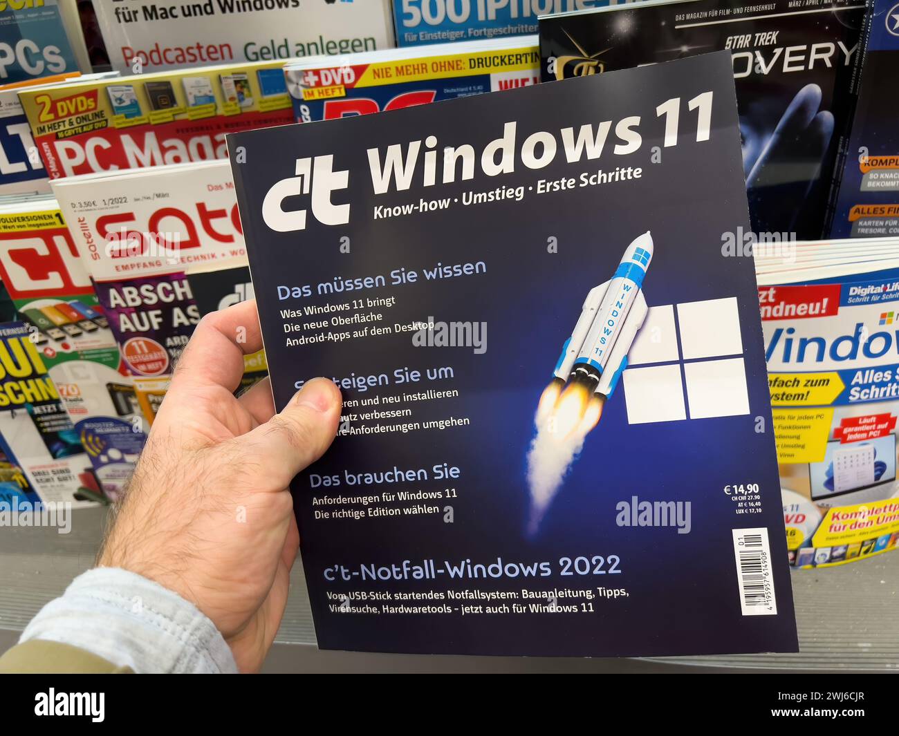 Frankfurt - 5. März 2022: POV männliche Hand hält Zeitungsmagazin mit Titel CT Windows 11 - Tipps und Tricks für die Nutzer Stockfoto