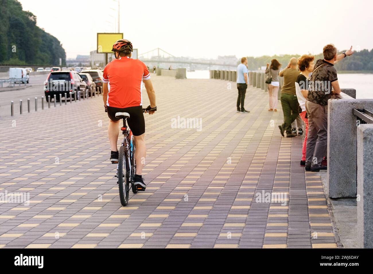 Radfahrer verbringen ihre Zeit mit dem Fahrrad in der Stadt an sonnigen Tagen. Fahren Sie für Bewegung und Entspannung. Gesunder Lebensstil. Sport und aktives Lebenskonzept. Stockfoto