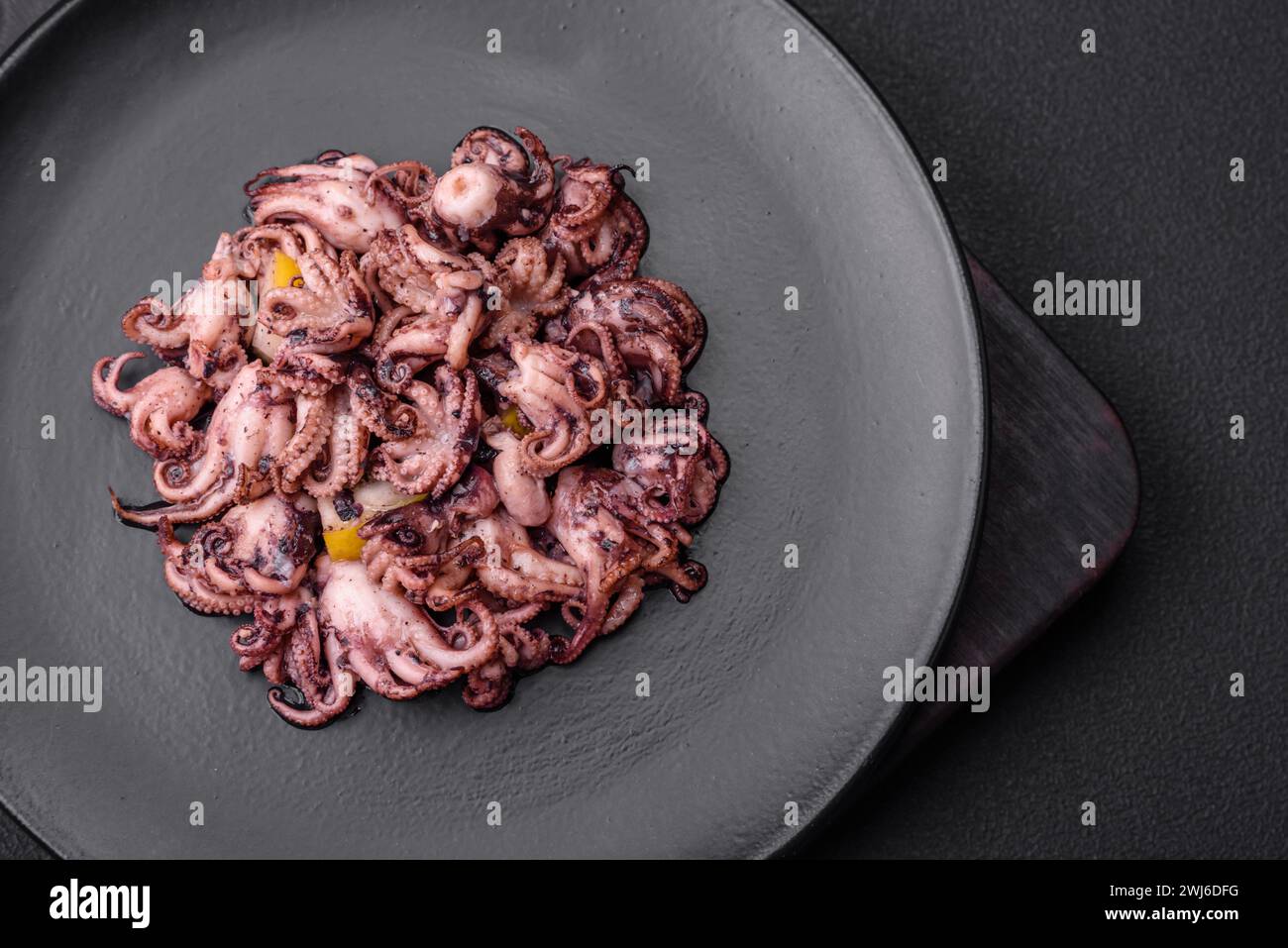 Köstliche marinierte Kraken-Babys mit Zitrone, Salz und Gewürzen Stockfoto
