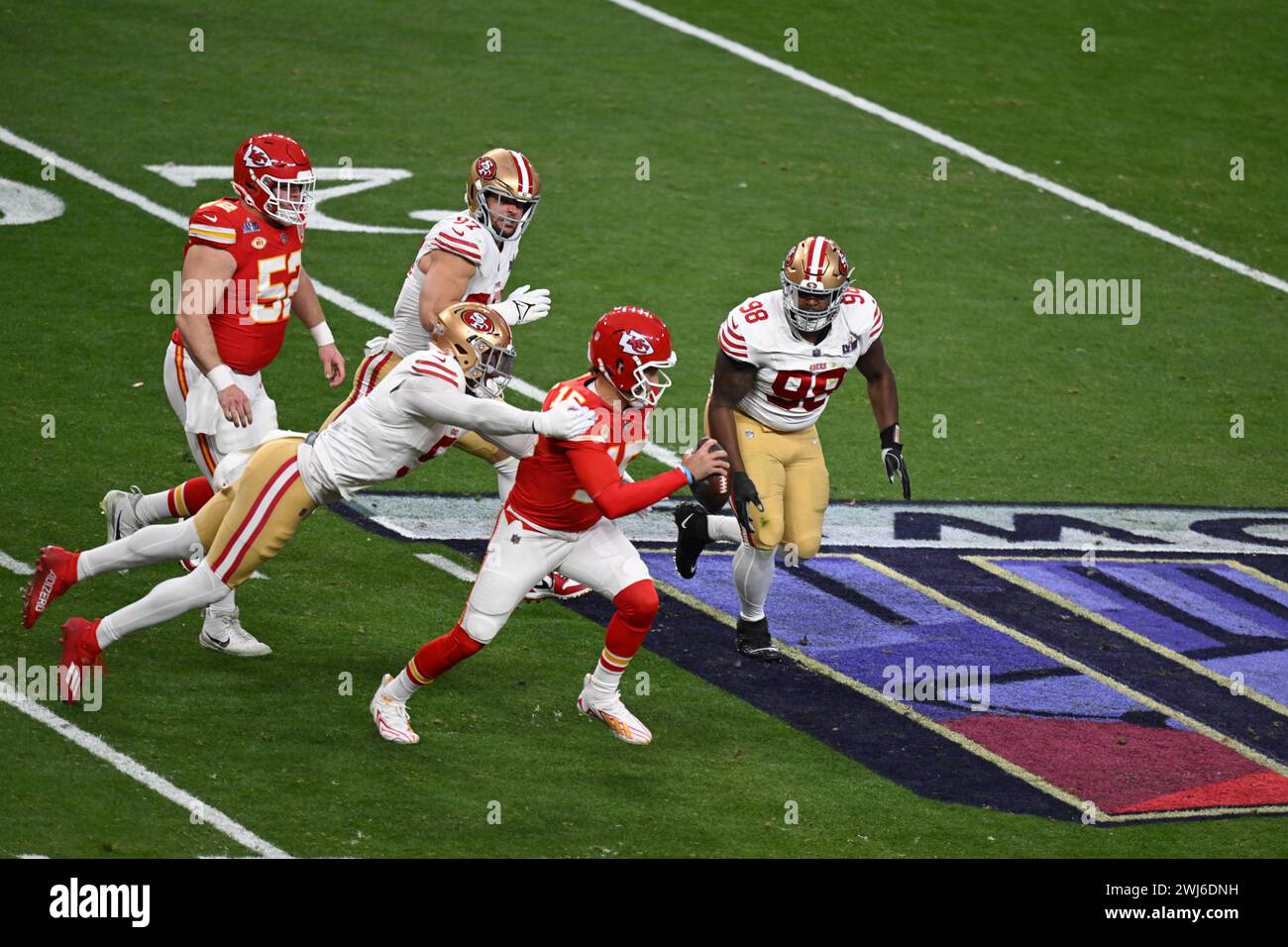 Las Vegas, Nevada, USA. Februar 2024. Der Quarterback der Kansas City Chiefs Patrick Mahomes (15) stürmt sich am 11. Februar 2024 im Allegiant Stadium in Las Vegas, Nevada, während des Super Bowl LVIII zwischen den San Francisco 49ers und den Kansas City Chiefs. Die Chiefs besiegten die 49ers 25-22 in Überstunden. (Kreditbild: © Jon Gaede/ZUMA Press Wire) NUR REDAKTIONELLE VERWENDUNG! Nicht für kommerzielle ZWECKE! Stockfoto