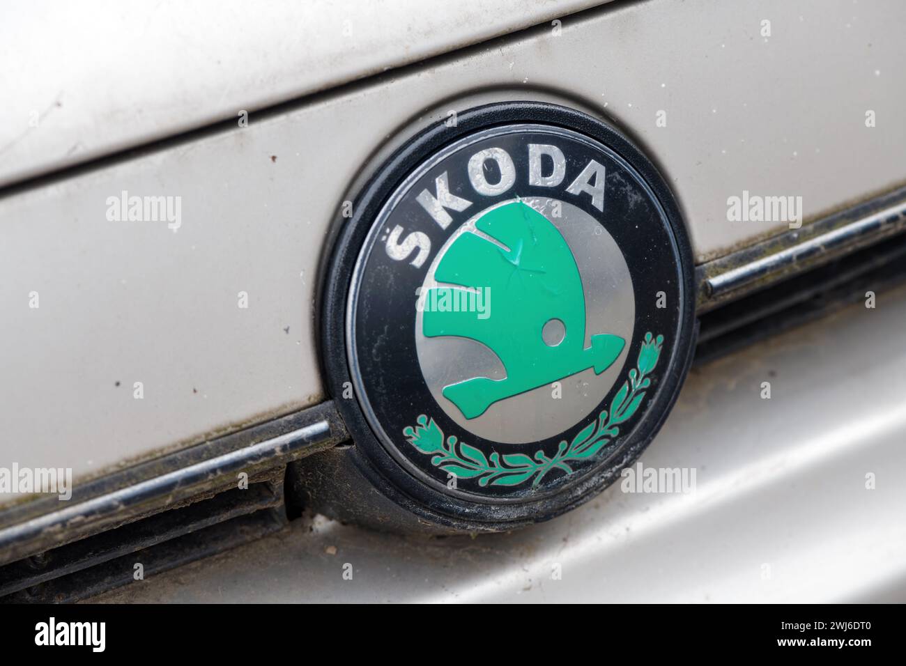 Novi Sad, Serbien - 5. Februar 2024: Altes Skoda-Logo auf abgenutztem weißen Fahrzeug. Der tschechische Automobilhersteller ist nun Teil des Volkswagen Konzerns. Stockfoto