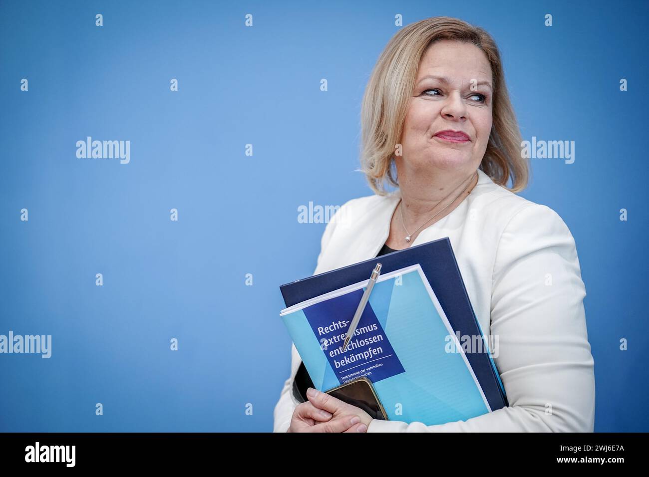 Berlin, Deutschland. Februar 2024. Die Bundesministerin des Innern und Innern Nancy Faeser (SPD) verlässt die Pressekonferenz zu Maßnahmen gegen Rechtsextremismus. Quelle: Kay Nietfeld/dpa/Alamy Live News Stockfoto