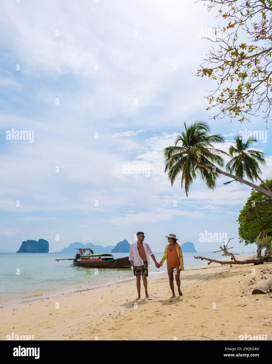 Glückliches junges Paar asiatische Frau und europäische Männer am Strand der Insel Koh Ngai in Thailand Stockfoto