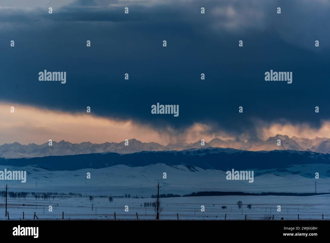 YILI, CHINA - 13. FEBRUAR 2024 - Blick auf die Tianshan-Berge auf der anderen Seite des Plateaus am Vorabend des Sonnenaufgangs in Yili, Provinz Xinjiang, CH Stockfoto