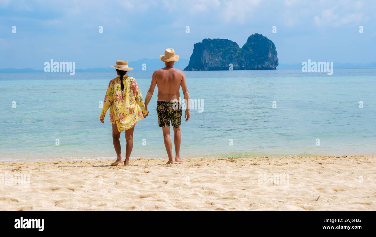 Ein paar Thailändische und europäische Männer am Strand der tropischen Insel Koh Ngai Thailand Stockfoto