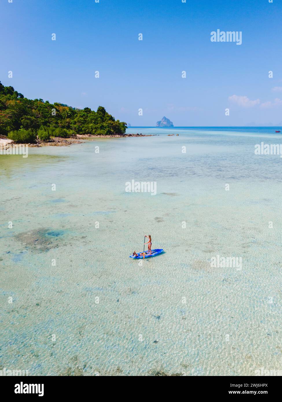 Frau am Peddle Board SUP auf Koh Kradan, einer tropischen Insel in Thailand Stockfoto